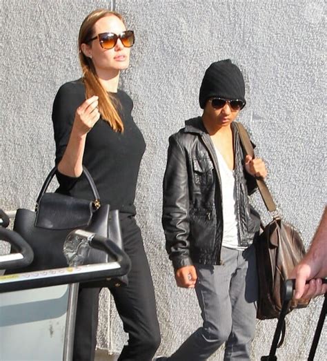 Photo Angelina Jolie et son fils Maddox à l aéroport de Los Angeles