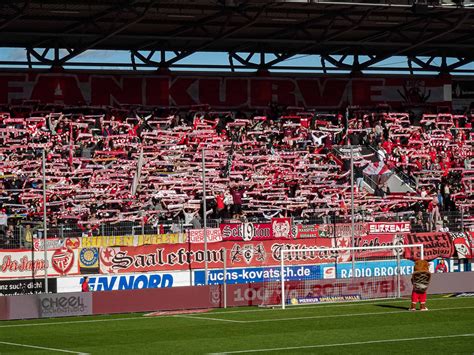 Hallescher Fc Ssv Jahn Regensburg Andrin Unterwegs