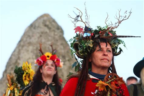 El Solsticio De Verano Del Hemisferio Norte Reunió A Druidas Paganos Brujas Y Curiosos En