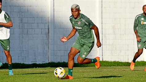 John Kennedy é afastado de treinos do elenco profissional do Fluminense