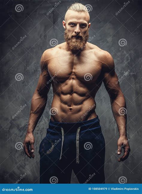 Hombre Muscular Con La Barba Que Muestra Su Gran Cuerpo Imagen De