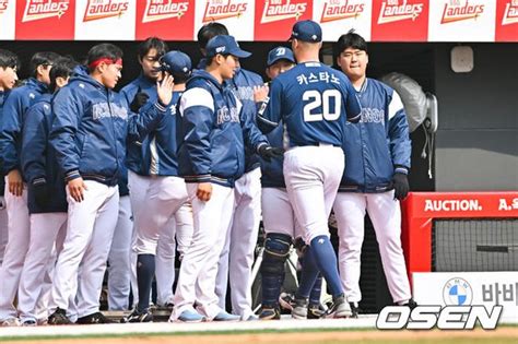 사진 4이닝 노히트 카스타노동료들 축하 받으며 네이트 스포츠