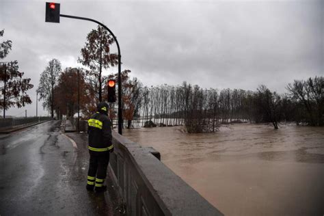 Maltempo Esonda Il Ticino A Pavia Allerta Rossa In Emilia Romagna