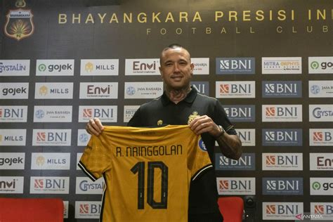 Foto Radja Nainggolan Resmi Gabung Bhayangkara FC ANTARA News