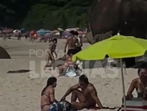 Rafa Kalimann Flagrada Em Clima De Romance Em Praia Do Rio Veja Fotos