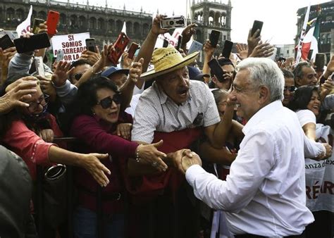 Tras 5 horas de marcha simpatizantes piden reelección a AMLO dice que no