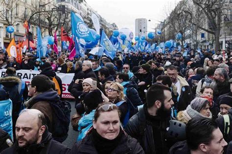 Protestas Contra La Reforma De Pensiones En París