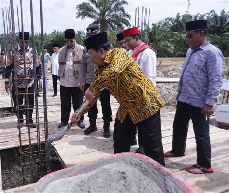 Bantu Juta Bupati H Sukiman Letakan Batu Pertama Pembangunan