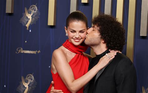 Selena Gomez trägt bei den Emmys minimalistische Nude Glaze Nails