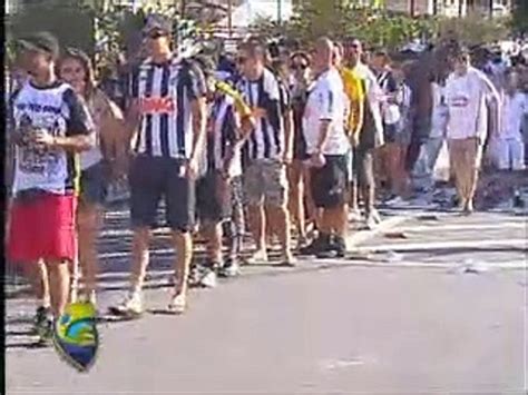 Torcedores Do Santos Se Reunem Na Vila Belmiro Para Assistir A Final Do