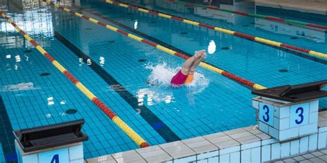 Premium Photo Female Athlete A Professional Swimmer During Training