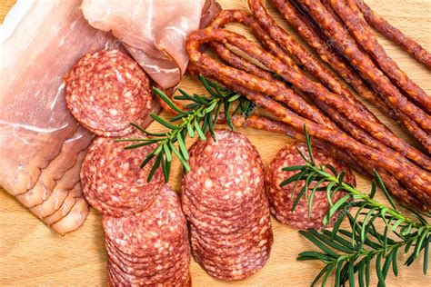 Surtido de carnes kabanos rebanadas de jamón salami sobre madera 2023