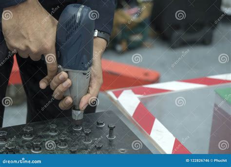 El Operador Que Trabaja Con Destornillador Sin Cuerda Del Poder Foto De