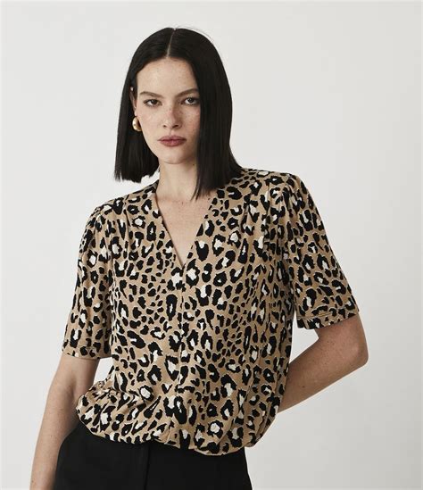 Blusa em Meia Malha Ombreira e Estampa Animal Print Onça Bege Preto