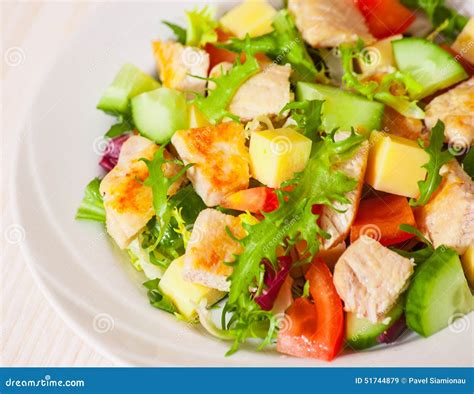 Ensalada De Las Verduras Frescas Con El Pollo Y El Queso Imagen De