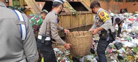 Kegiatan Serentak Polres Purbalingga Bersihkan Sampah Bersama Instansi