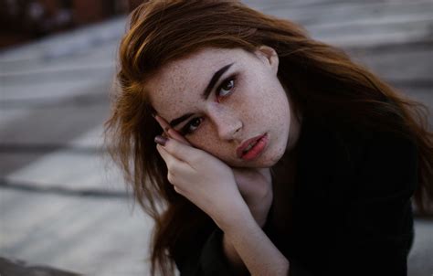 Wallpaper Look Girl Face Pose Portrait Hands Freckles Freckled