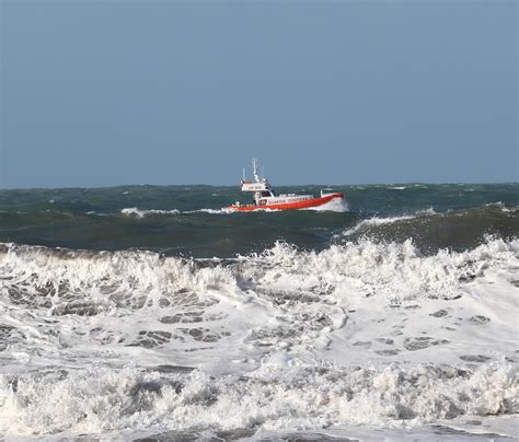 Marina Di Massa Si Tuffa Dal Pontile Con Un Amico Ma Non Riemerge