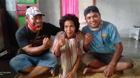 Pemimpin Desa Ini Setiap Hari Ajak Bicara Orang Dengan Gangguan Jiwa