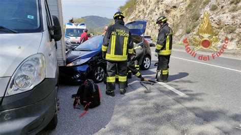 Incidente Lungo La Sp Resta Incastrato Nell Auto Dopo Lo Scontro Con