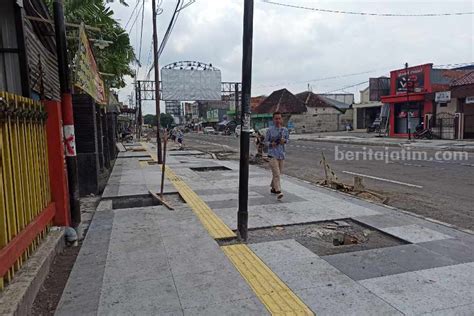 Jalur Disabilitas Di Trotoar Jalan Urip Sumoharjo Ponorogo Berpotensi