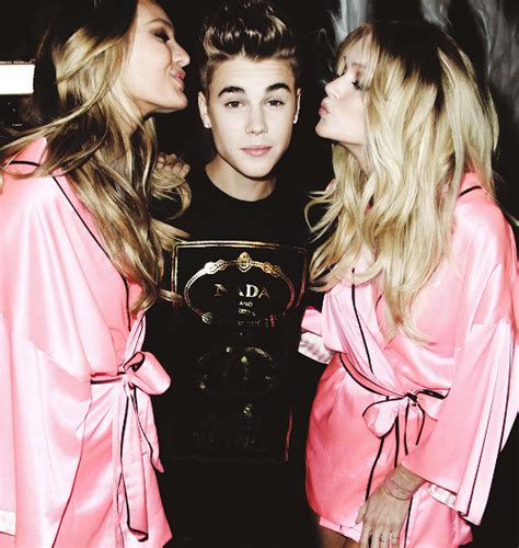 Male Celebrities Justin Bieber Gets Victorias Secret Angels Smooches