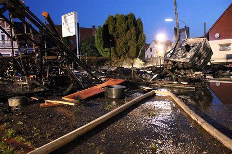 Pavillon Steht In Flammen Freiwillige Feuerwehren Visselh Vede