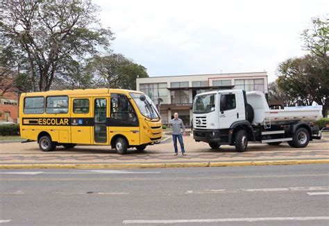 Prefeitura recebe mais um micro ônibus escolar e um caminhão basculante