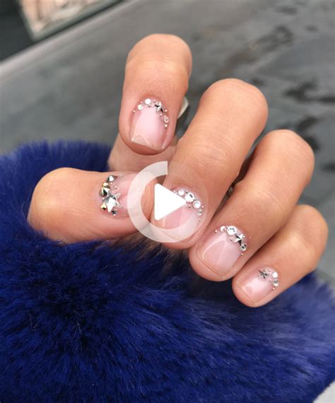 Kurzes Nail Art Design Von Lili Reinharts Go To Manicurist Short Nail