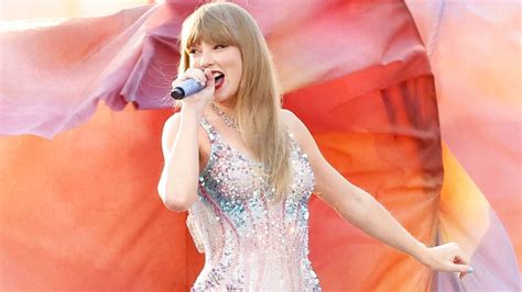 Taylor Swift Gave Her Eras Tour Crew Bonuses Totaling 55 Million Marie Claire