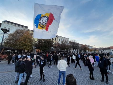 Fanii lui U Cluj au făcut SHOW în Piața Unirii înaintea de derby ul