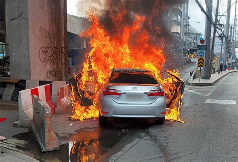 Toyota Bursts Into Flames At Ratchada Lad Phrao Intersection Bangkok