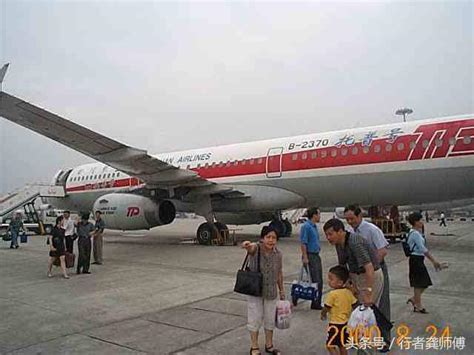 2000年8月，成都雙流機場乘四川航空航班 每日頭條