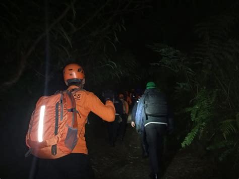 Pendaki Beruban Ditemukan Tewas Di Puncak Gunung Agung Evakuasi