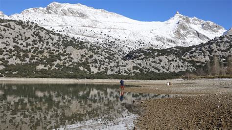 Schnee in der Tramuntana Wanderung am Stausee Cúber auf Mallorca