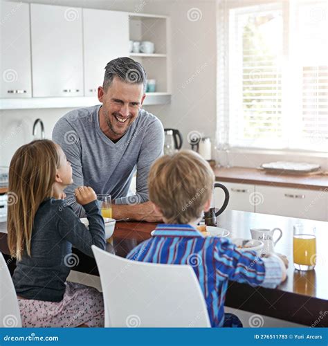 Desayunar Juntos Una Familia Desayunando Juntos En Casa Imagen De