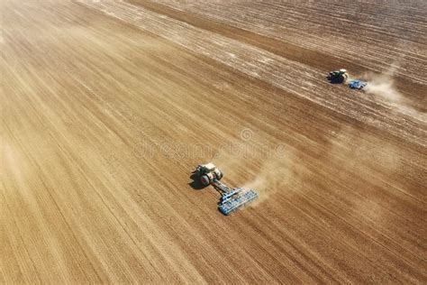 I Trattori Di Vista Aerea Che Preparano Il Campo Trattori Dell