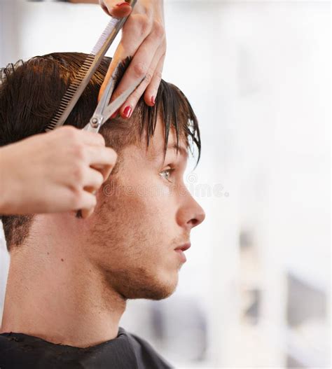 Hacer Que Los Hombres Se Vean Bien Un Joven Con El Pelo Cortado Por Un