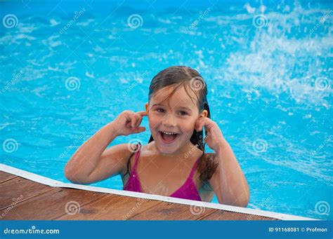 Une Petite Fille Mignonne Dans La Piscine Image Stock Image Du Ayant