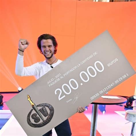 Bosco Martínez Bordiú posa con el premio como ganador de SV 2023