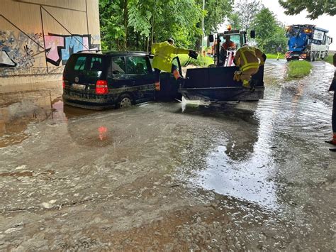 Unwetter In NRW Feuerwehr Rettet Menschen Aus Autos