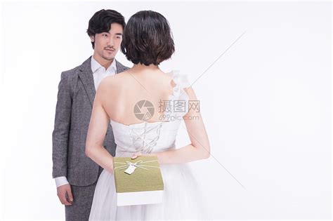 新婚夫妻送礼物高清图片下载 正版图片500810704 摄图网