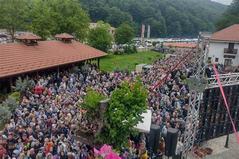 Tradicionalno Presvla Enje Mo Tiju U Manastiru Tumane Blic