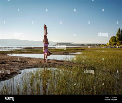 Fille Adolescente En Maillot De Bain Banque De Photographies Et D