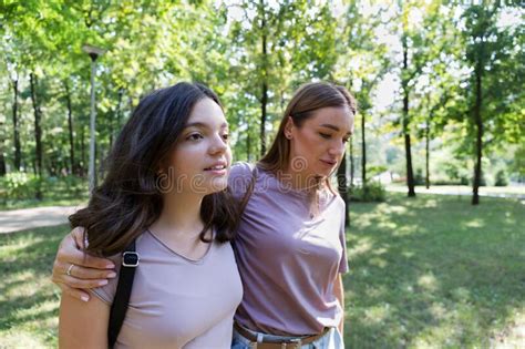 Maman Et Adolescente Fille S Amusent Une Promenade Dans Le Parc