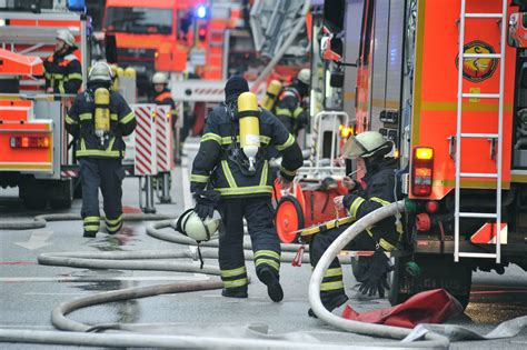 Feuer In Hamburger Wohnhaus Zwei Personen Gerettet Mopo