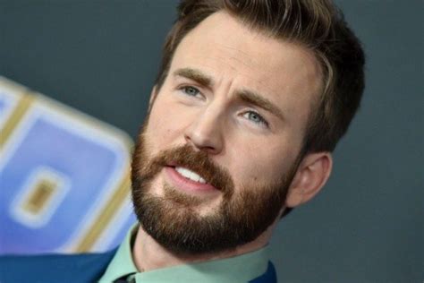 Capitão América Chris Evans posta nude e leva internet à loucura