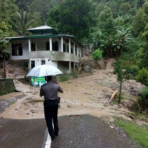 Foto Diterjang Longsor Sejumlah Rumah Warga Sinjai Rusak Parah Mata