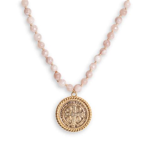 Colar medalhão de São Bento de pedras naturais jade cor nude banhado a