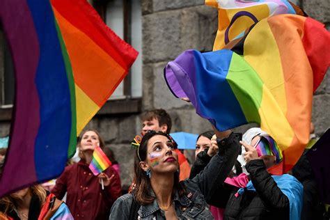 Miles de activistas LGTBQ desafían la prohibición y se manifiestan en